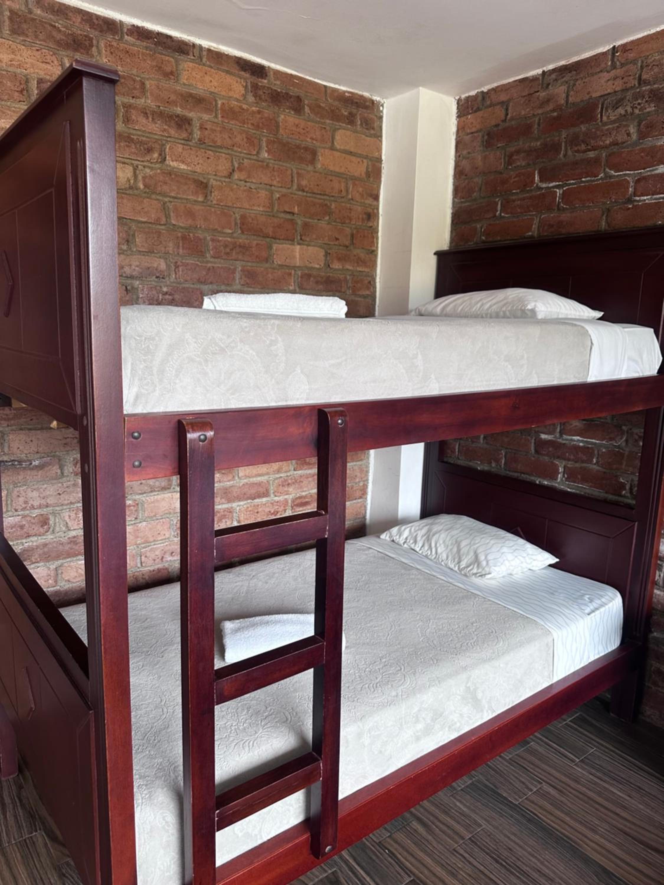 Baños de Agua Santa cocina completa y parqueadero gratis