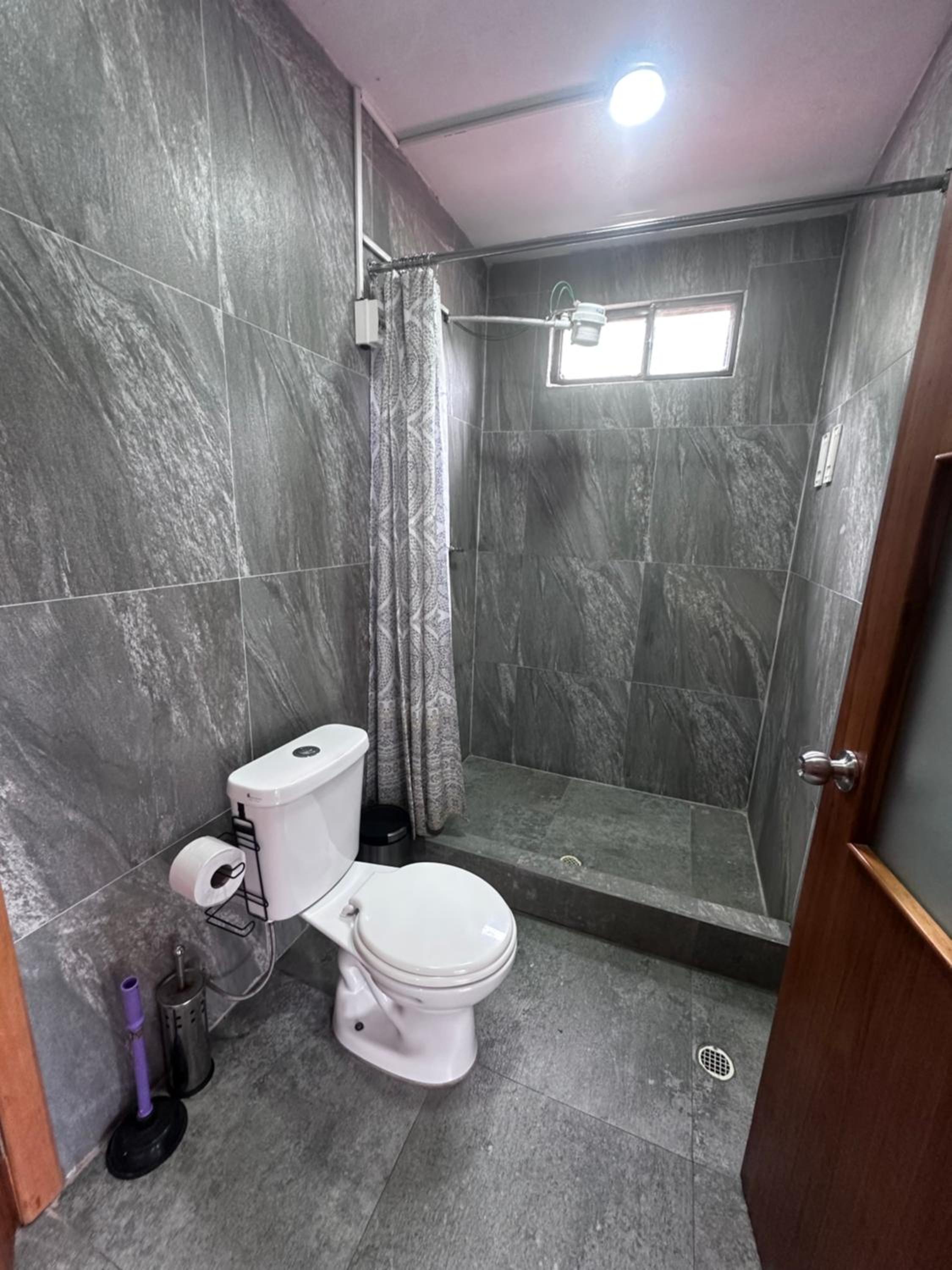 Baños de Agua Santa cocina completa y parqueadero gratis