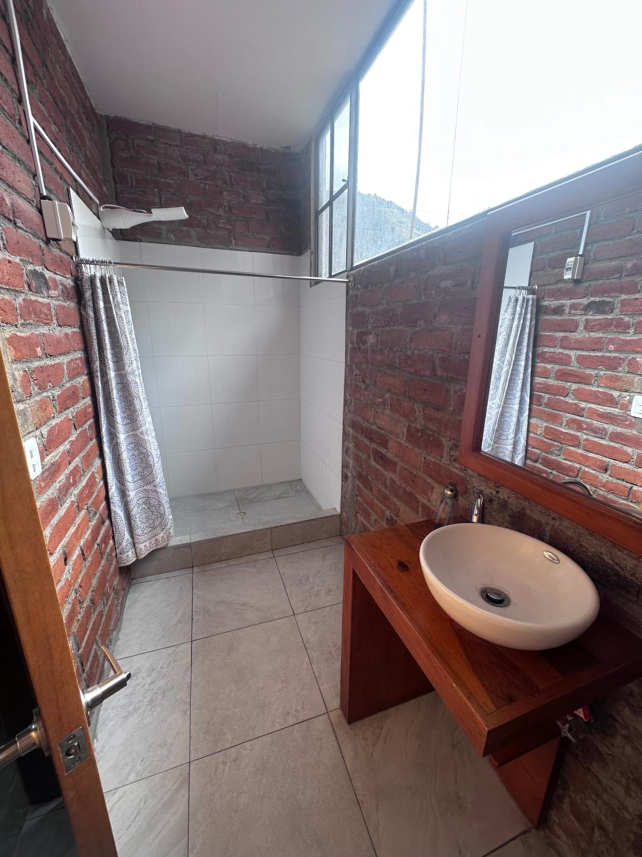 Baños de Agua Santa cocina completa y parqueadero gratis