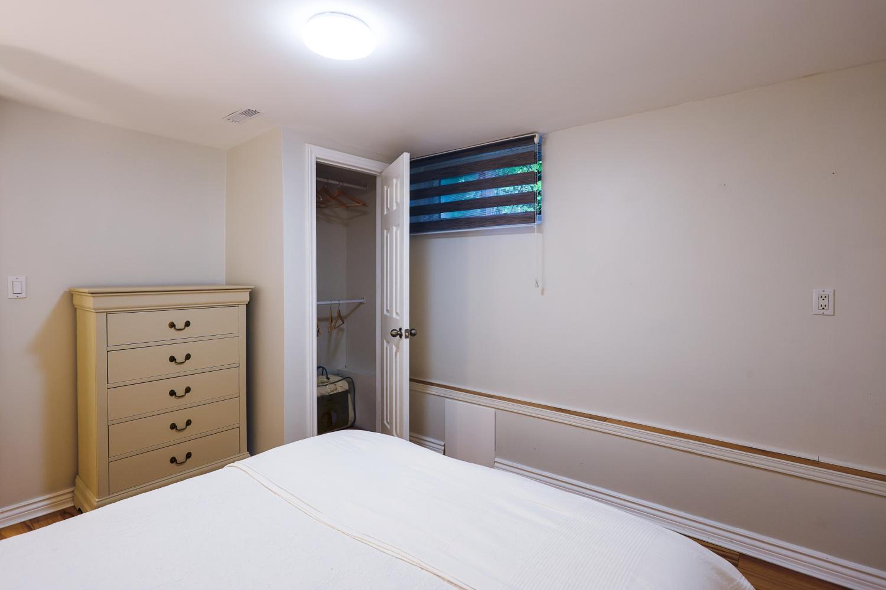 1,200sq ft comfy home, perfect location, luxury bedding, feels like home!