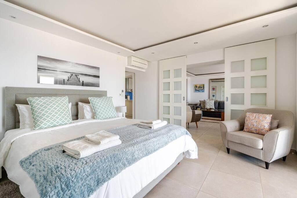 Blue Views Villa with Heated Pool & Jacuzzi