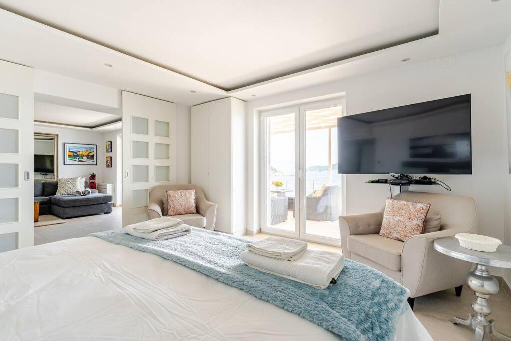 Blue Views Villa with Heated Pool & Jacuzzi