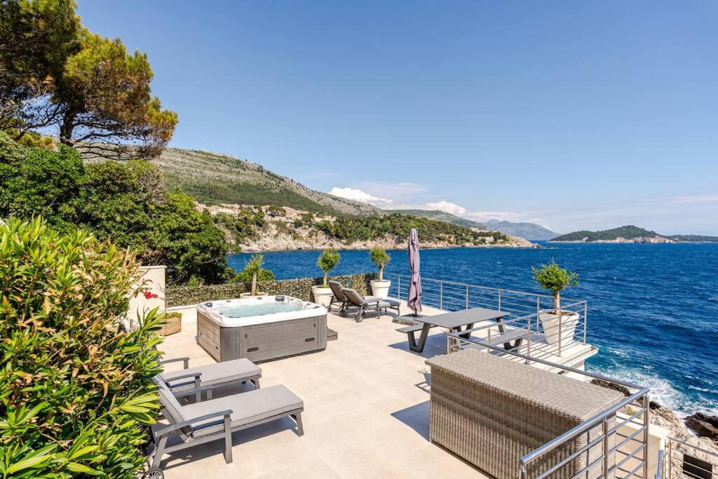 Blue Views Villa with Heated Pool & Jacuzzi