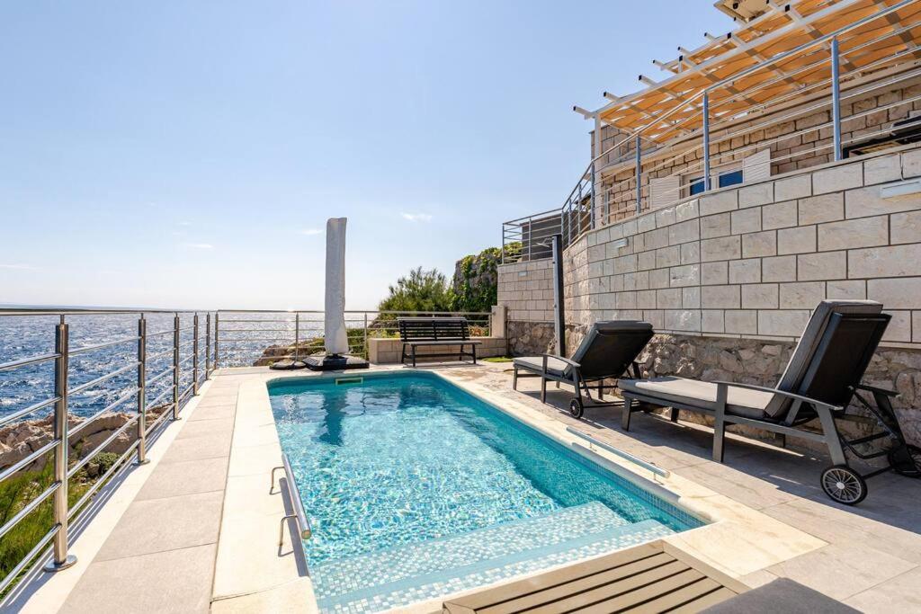 Blue Views Villa with Heated Pool & Jacuzzi