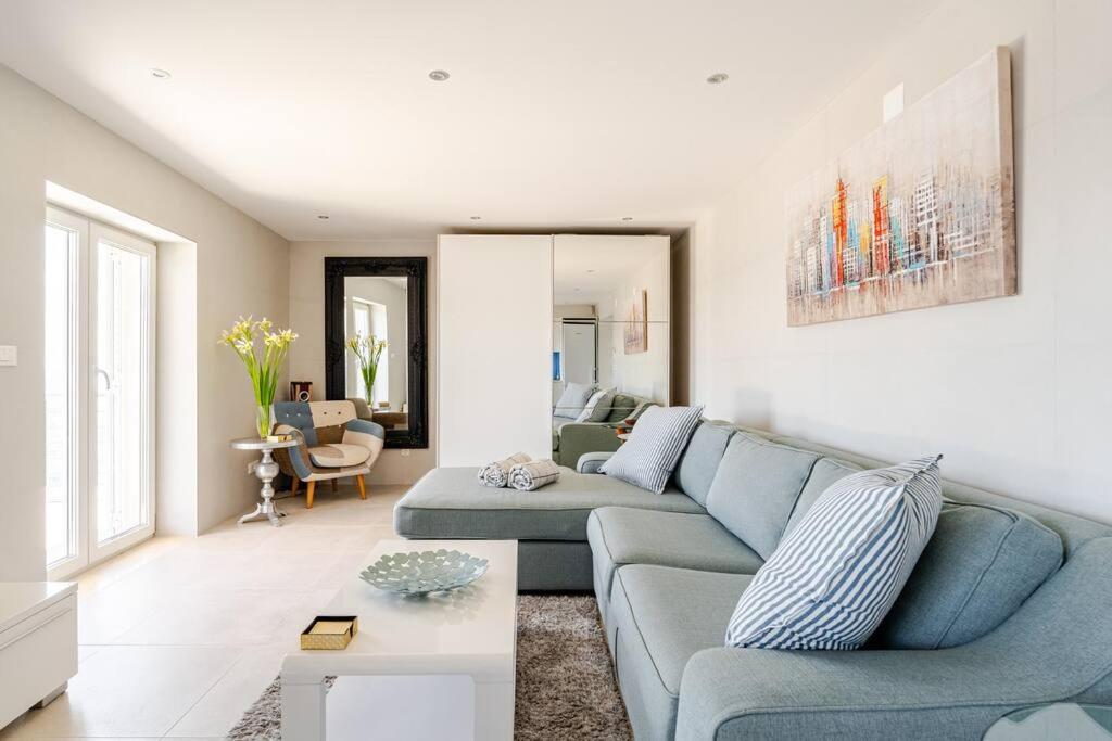 Blue Views Villa with Heated Pool & Jacuzzi