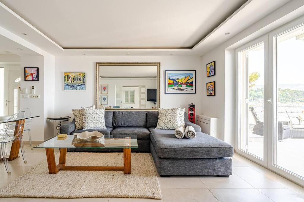 Blue Views Villa with Heated Pool & Jacuzzi