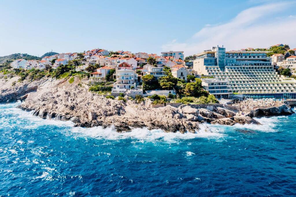 Blue Views Villa with Heated Pool & Jacuzzi