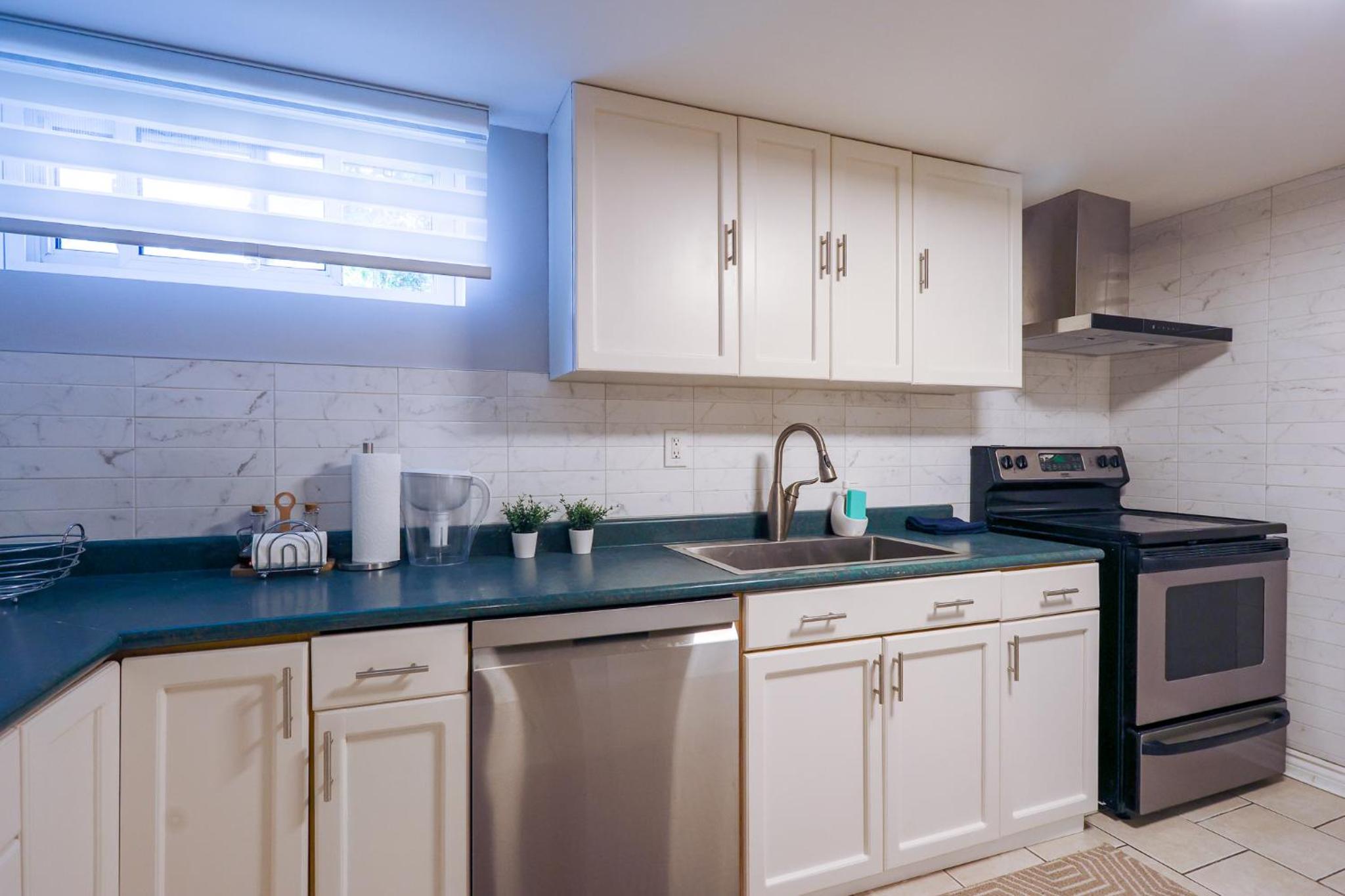 1,200sq ft comfy home, perfect location, luxury bedding, feels like home!