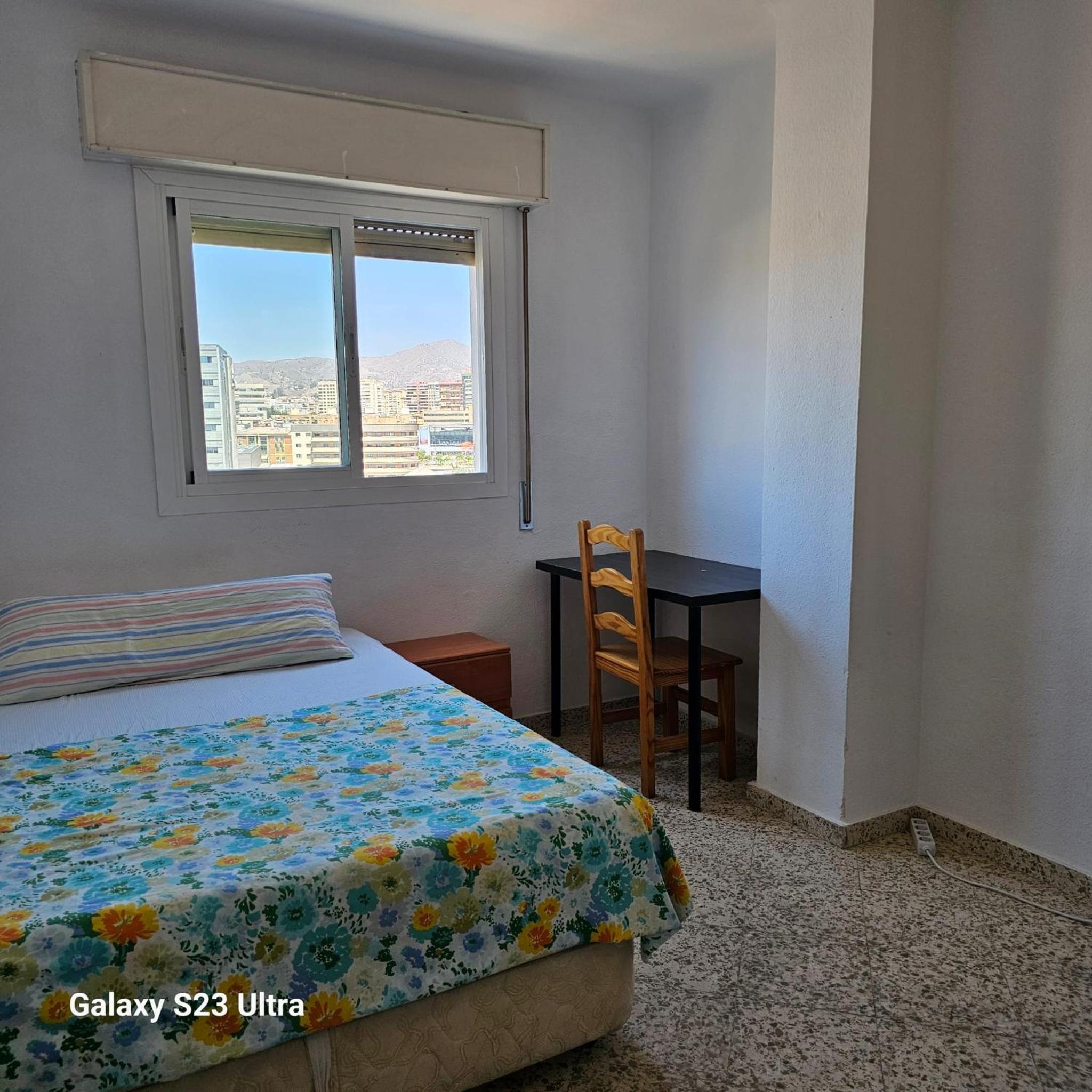 B Habitación preciosa grande privada centro Málaga y cerca de la playa Wi-Fi