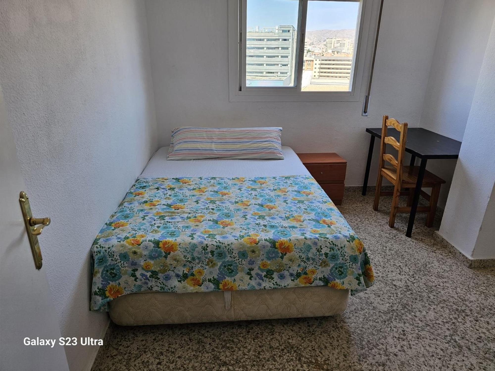B Habitación preciosa grande privada centro Málaga y cerca de la playa Wi-Fi
