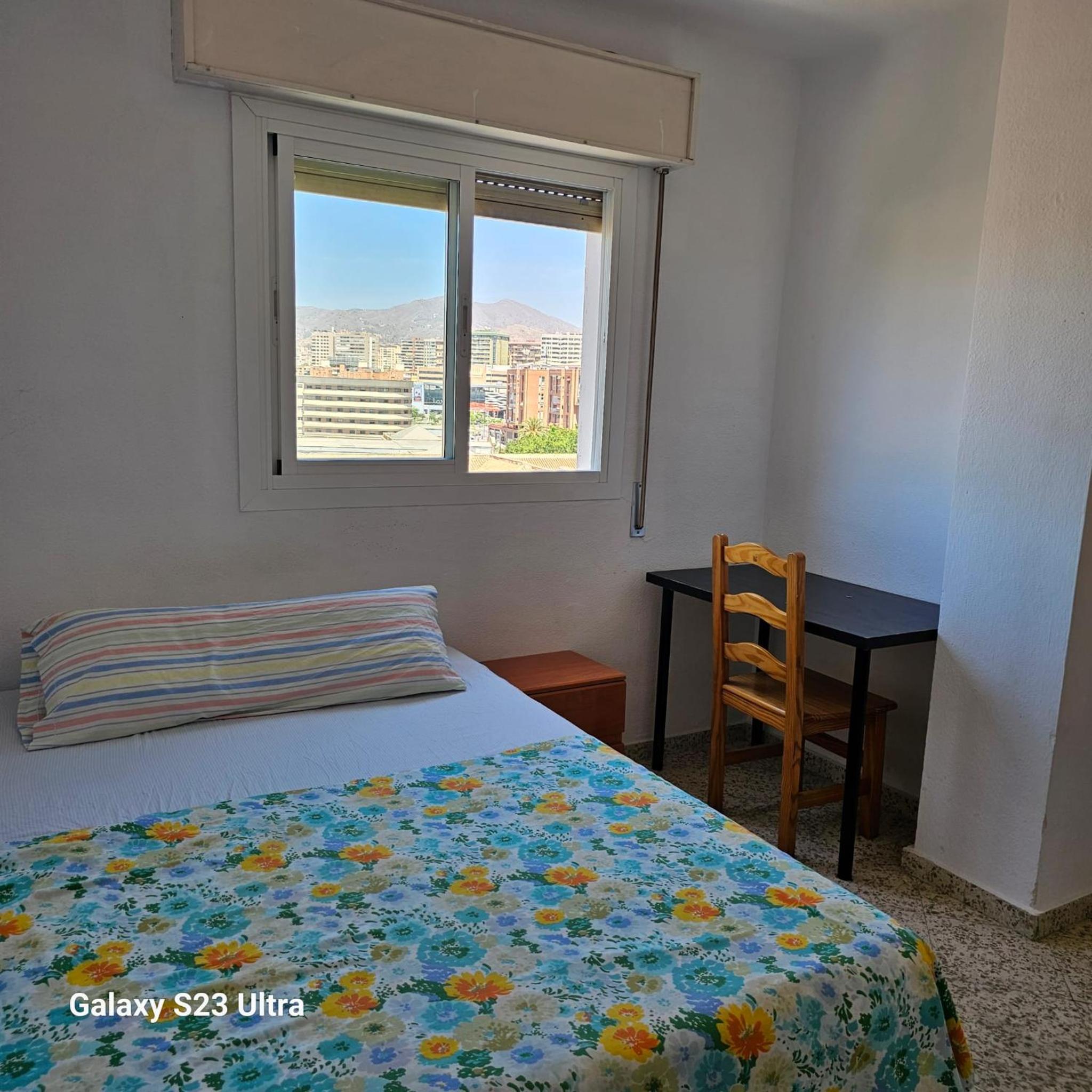 B Habitación preciosa grande privada centro Málaga y cerca de la playa Wi-Fi