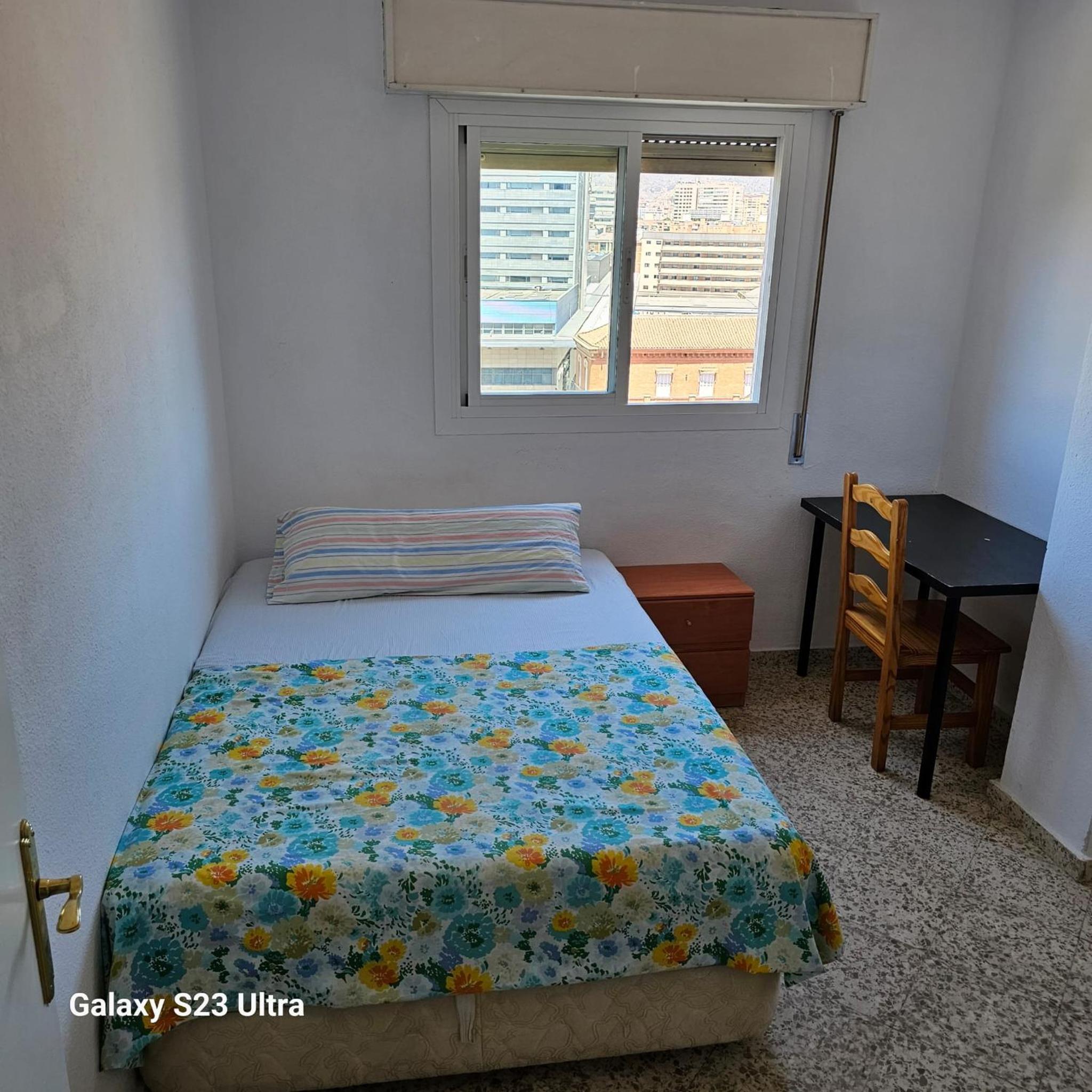 B Habitación preciosa grande privada centro Málaga y cerca de la playa Wi-Fi