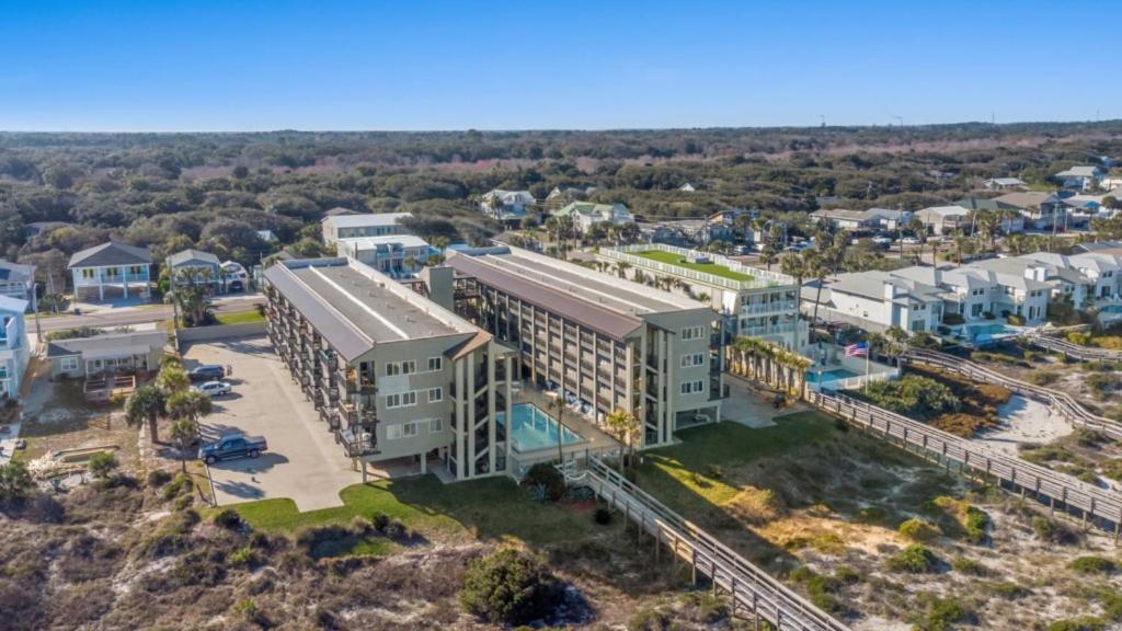 New Listing! Lovely Beachfront Condo W- Pool view 5