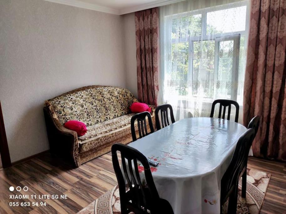 Cheerful 2-bedroom house with private garden