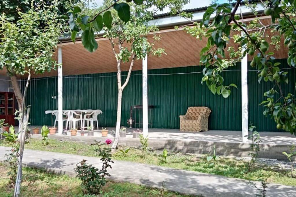 Cheerful 2-bedroom house with private garden