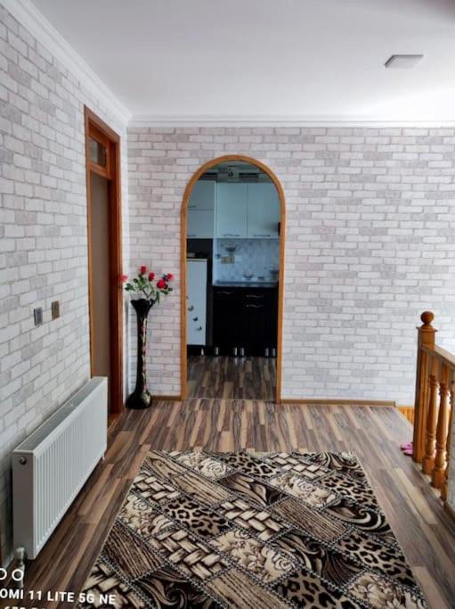 Cheerful 2-bedroom house with private garden