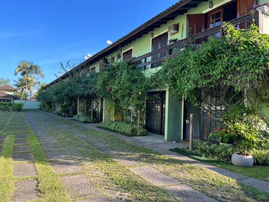 Linda Casa em Juquehy - Condomínio com Piscina