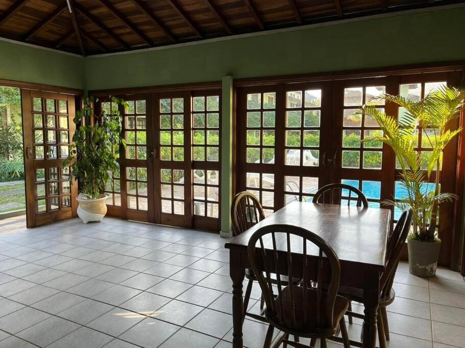 Linda Casa em Juquehy - Condomínio com Piscina