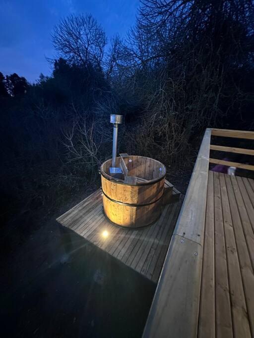 Noche de descanso y tinaja con vista al bosque