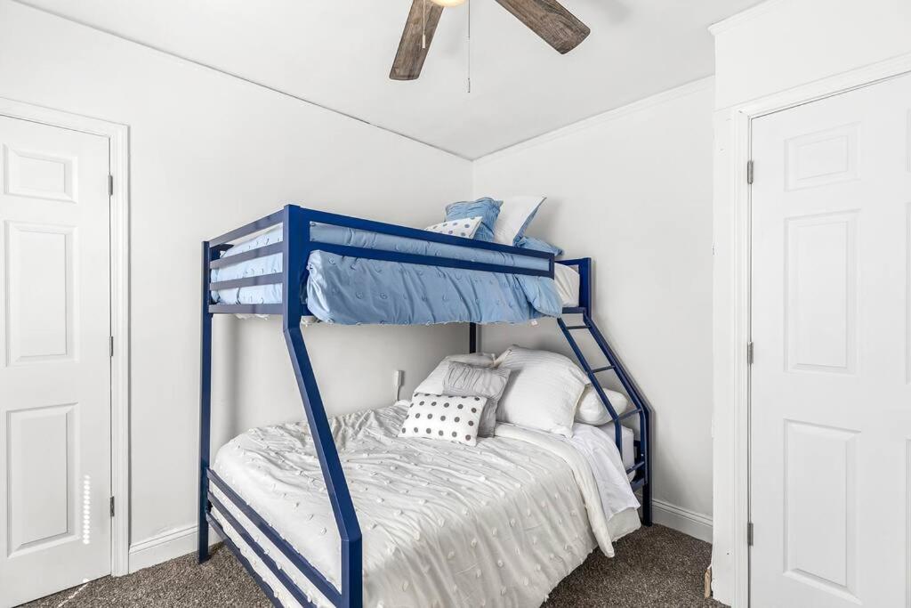 Modern 2 Bedroom Apartment with Free Parking and Pets view 4