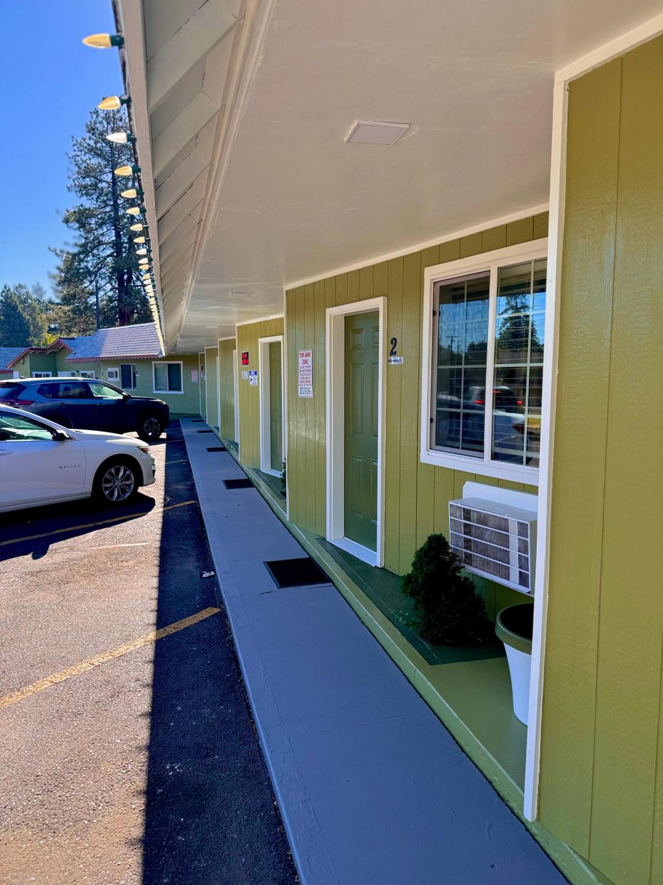 Chalet Motel - Affordable Stay in Central Bend view 4