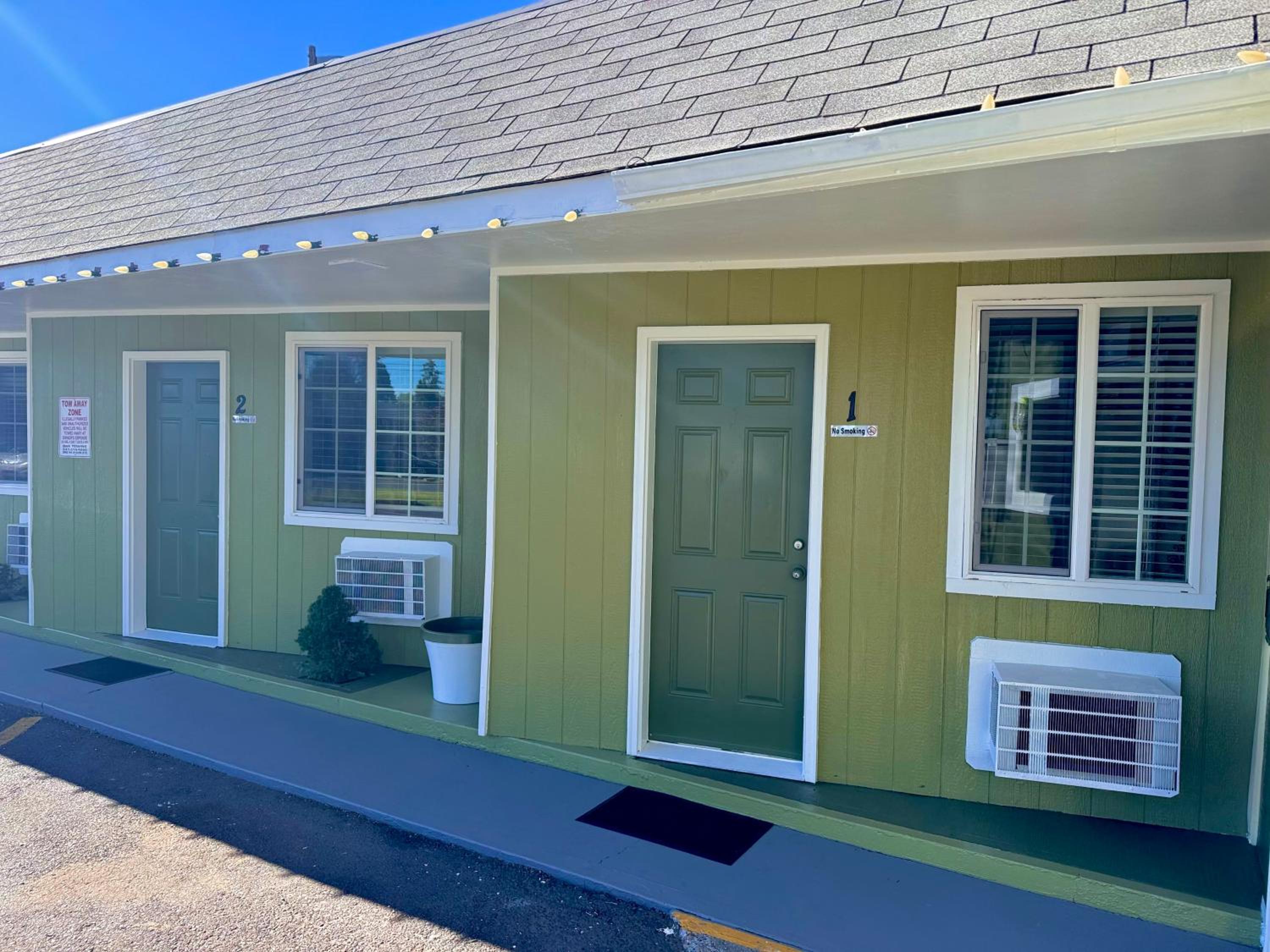 Chalet Motel - Affordable Stay in Central Bend view 3