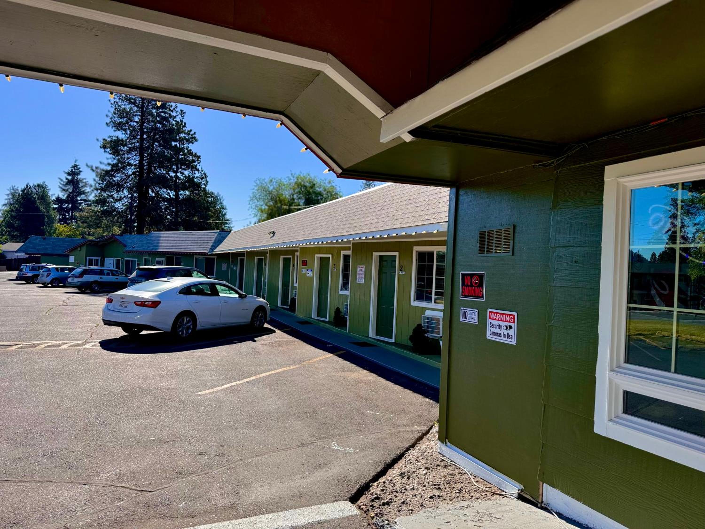 Chalet Motel - Affordable Stay in Central Bend view 2