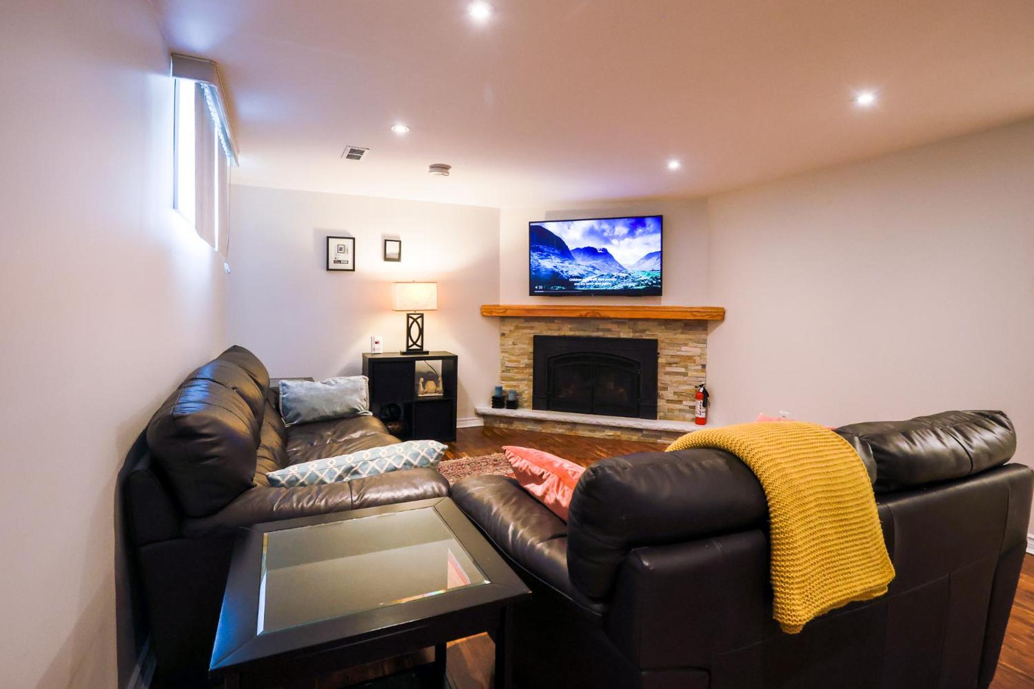 1,200sq ft comfy home, perfect location, luxury bedding, feels like home!