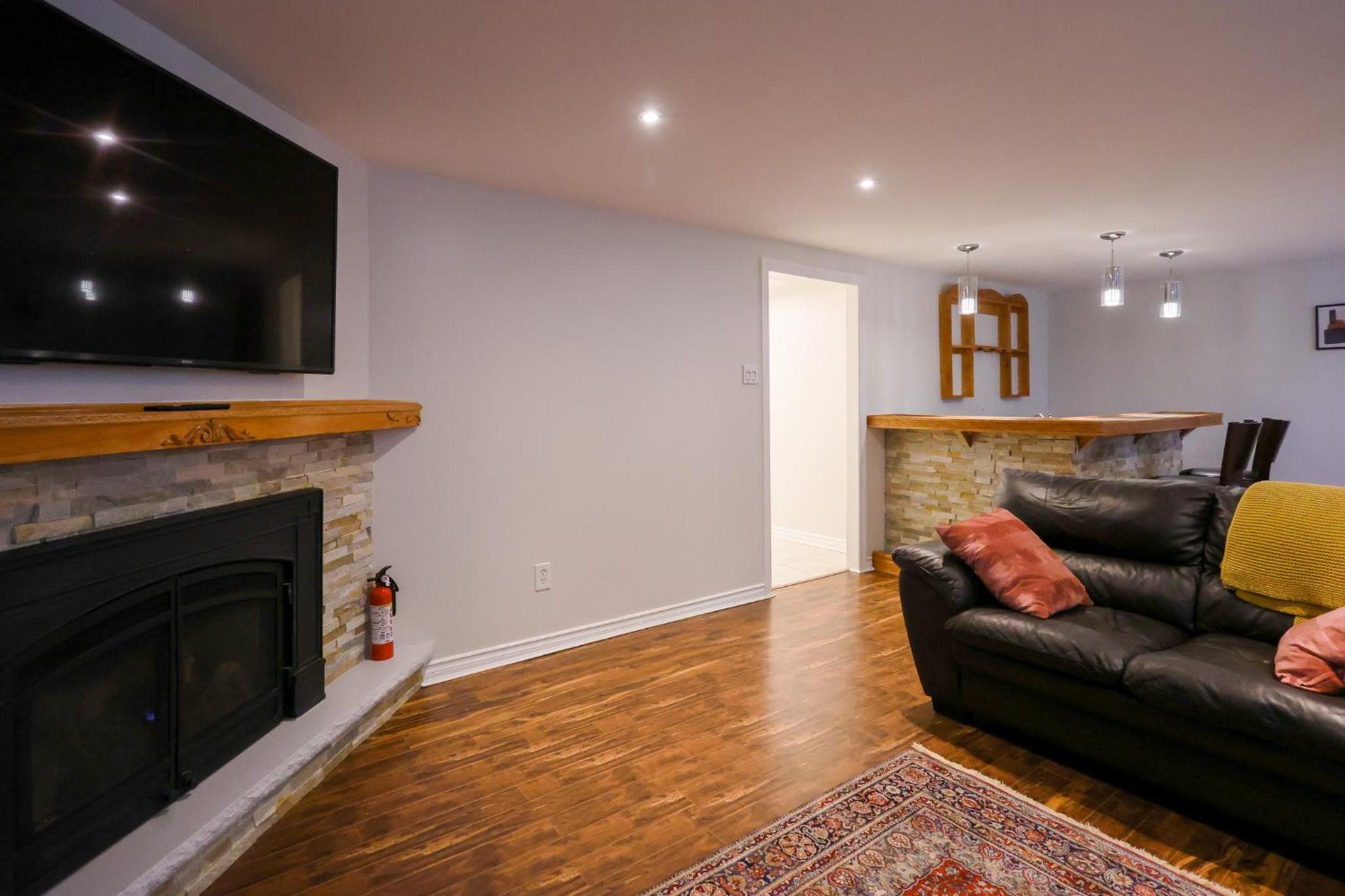 1,200sq ft comfy home, perfect location, luxury bedding, feels like home!