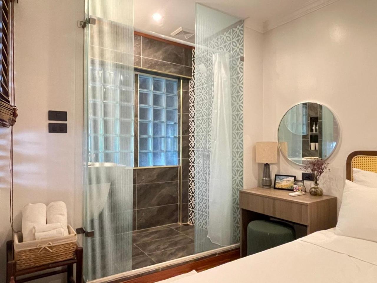 Amazing View, Natural View, 3' To Hoan Kiem Lake, Free Wifi, Netflix, 2 Beds, 1 Toilet-2 Showers
