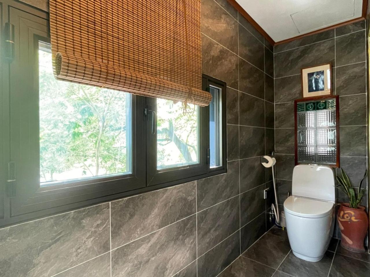 Amazing View, Natural View, 3' To Hoan Kiem Lake, Free Wifi, Netflix, 2 Beds, 1 Toilet-2 Showers