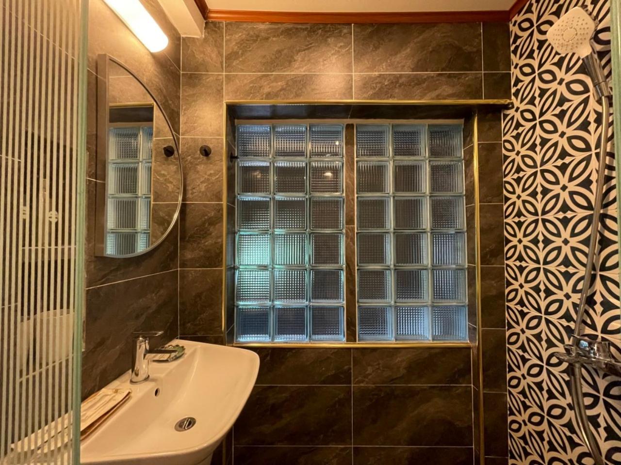 Amazing View, Natural View, 3' To Hoan Kiem Lake, Free Wifi, Netflix, 2 Beds, 1 Toilet-2 Showers