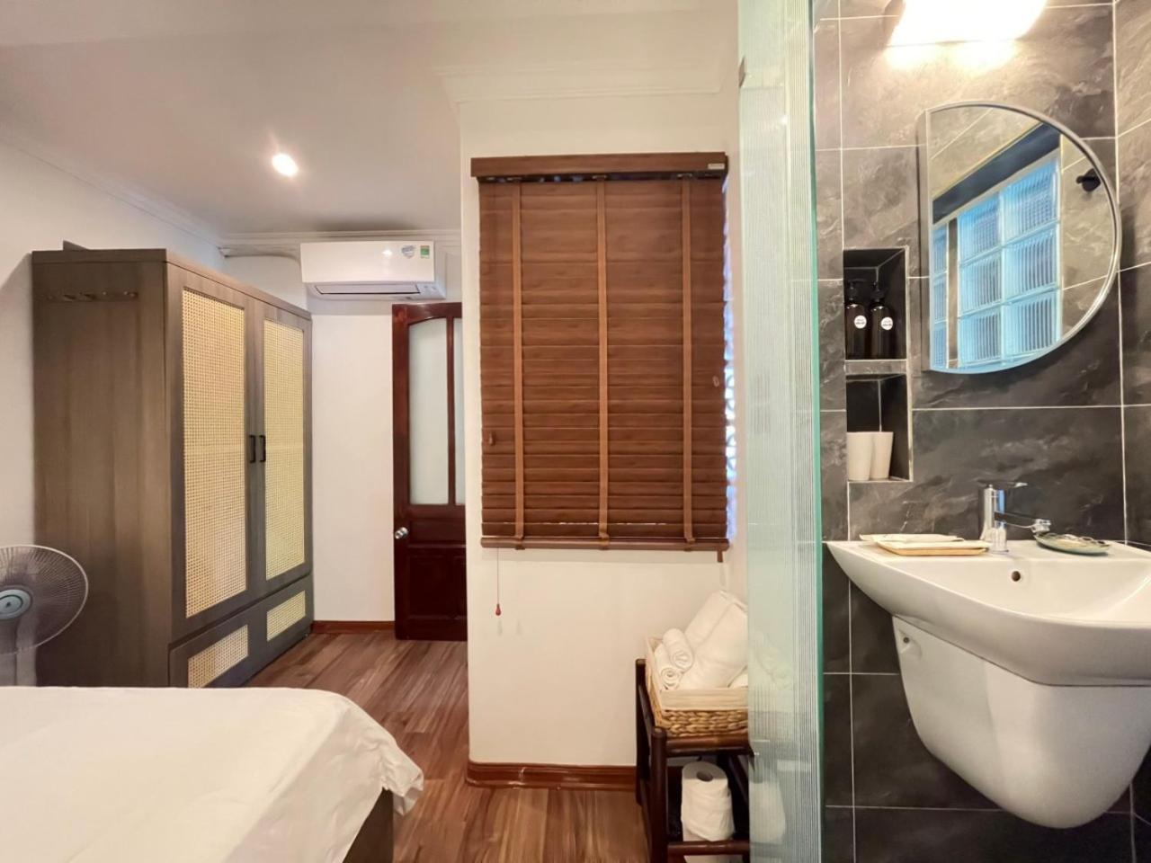 Amazing View, Natural View, 3' To Hoan Kiem Lake, Free Wifi, Netflix, 2 Beds, 1 Toilet-2 Showers