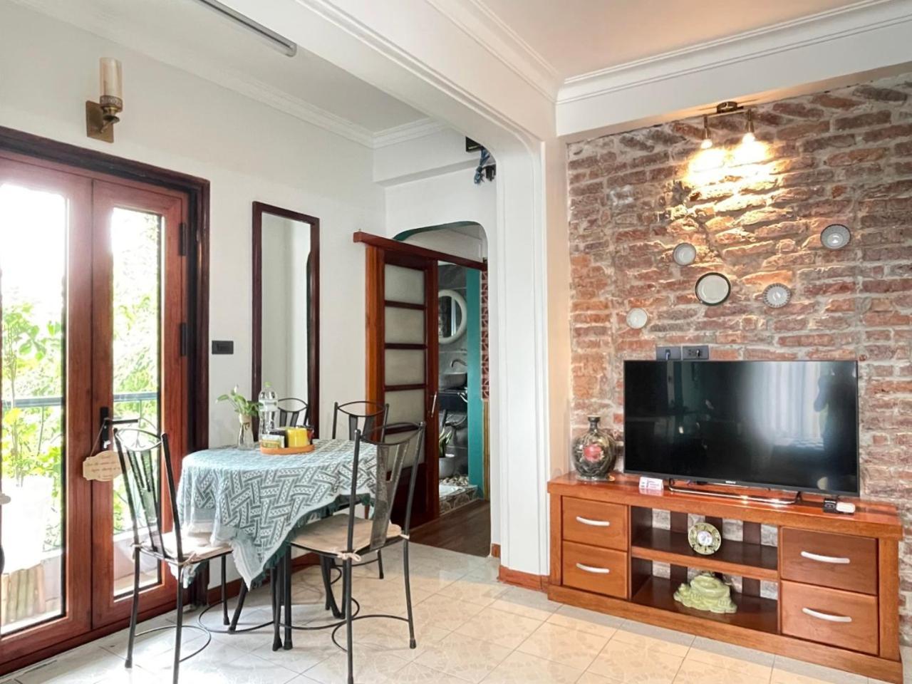 Amazing View, Natural View, 3' To Hoan Kiem Lake, Free Wifi, Netflix, 2 Beds, 1 Toilet-2 Showers
