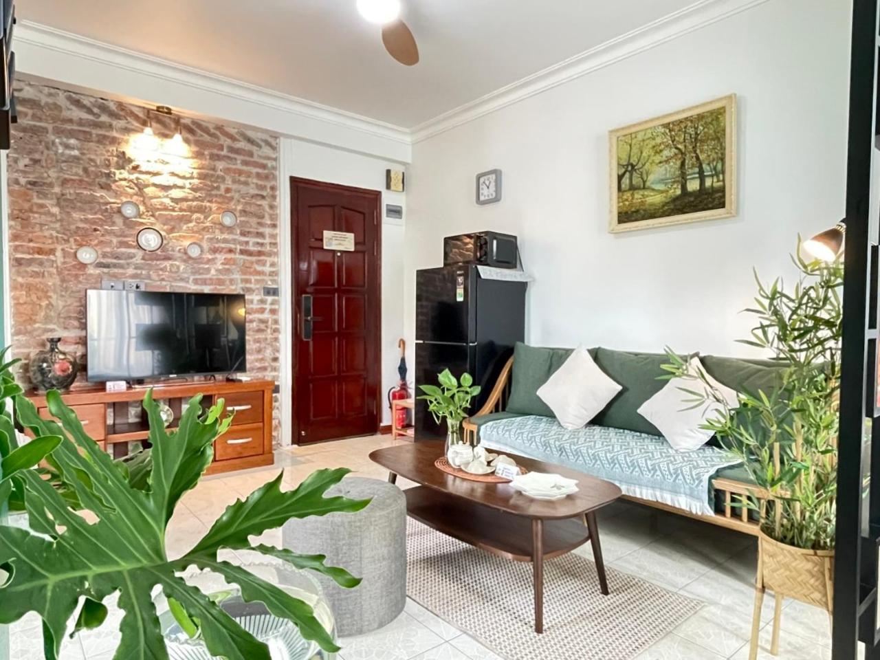 Amazing View, Natural View, 3' To Hoan Kiem Lake, Free Wifi, Netflix, 2 Beds, 1 Toilet-2 Showers