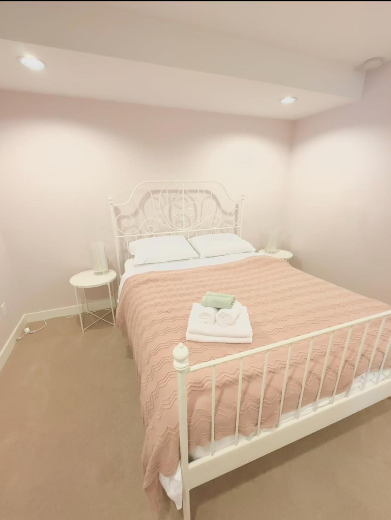 COZY Great 2bed-2bath Independent Basement suit Holiday Home in North Delta