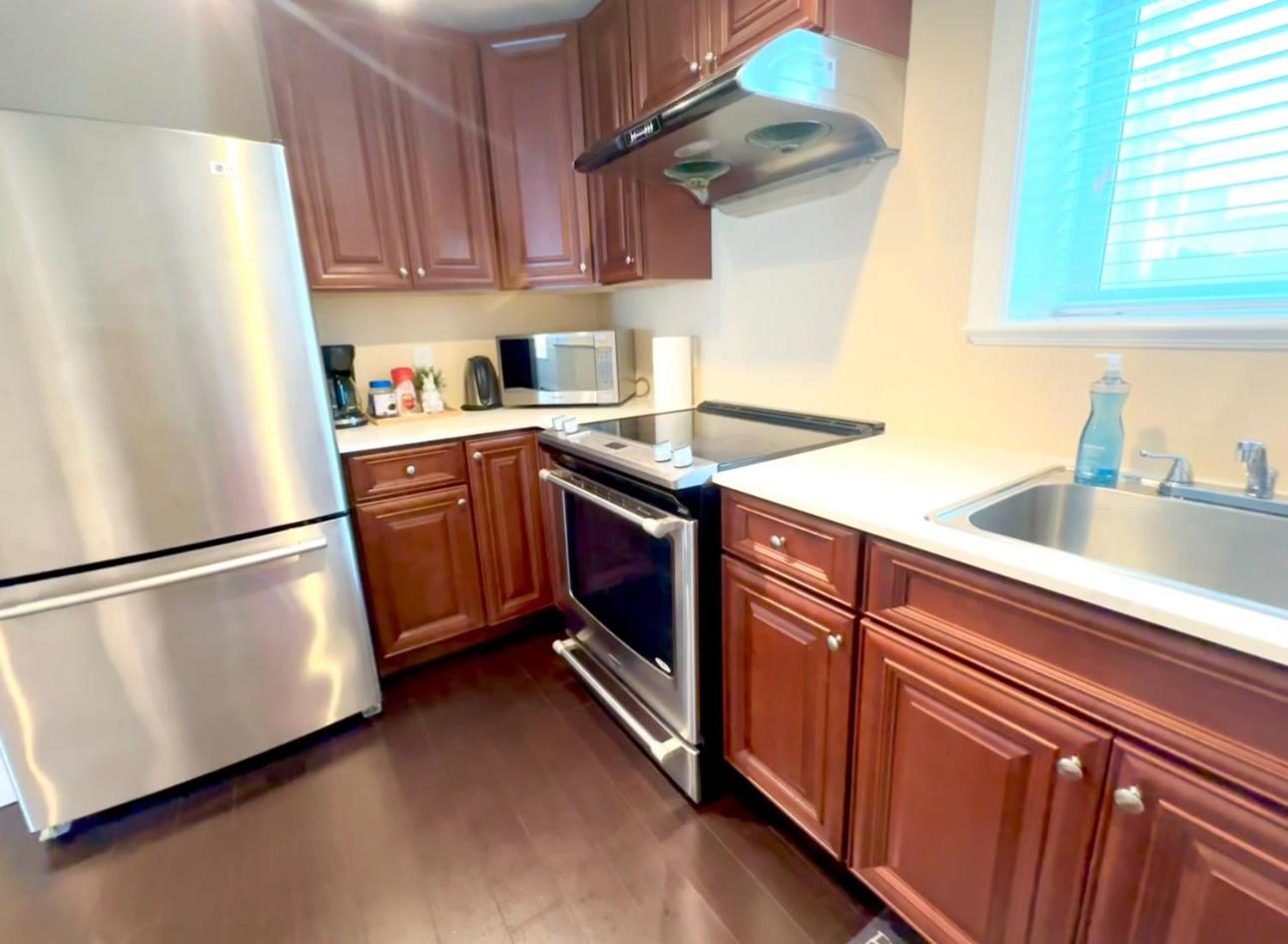 COZY Great 2bed-2bath Independent Basement suit Holiday Home in North Delta