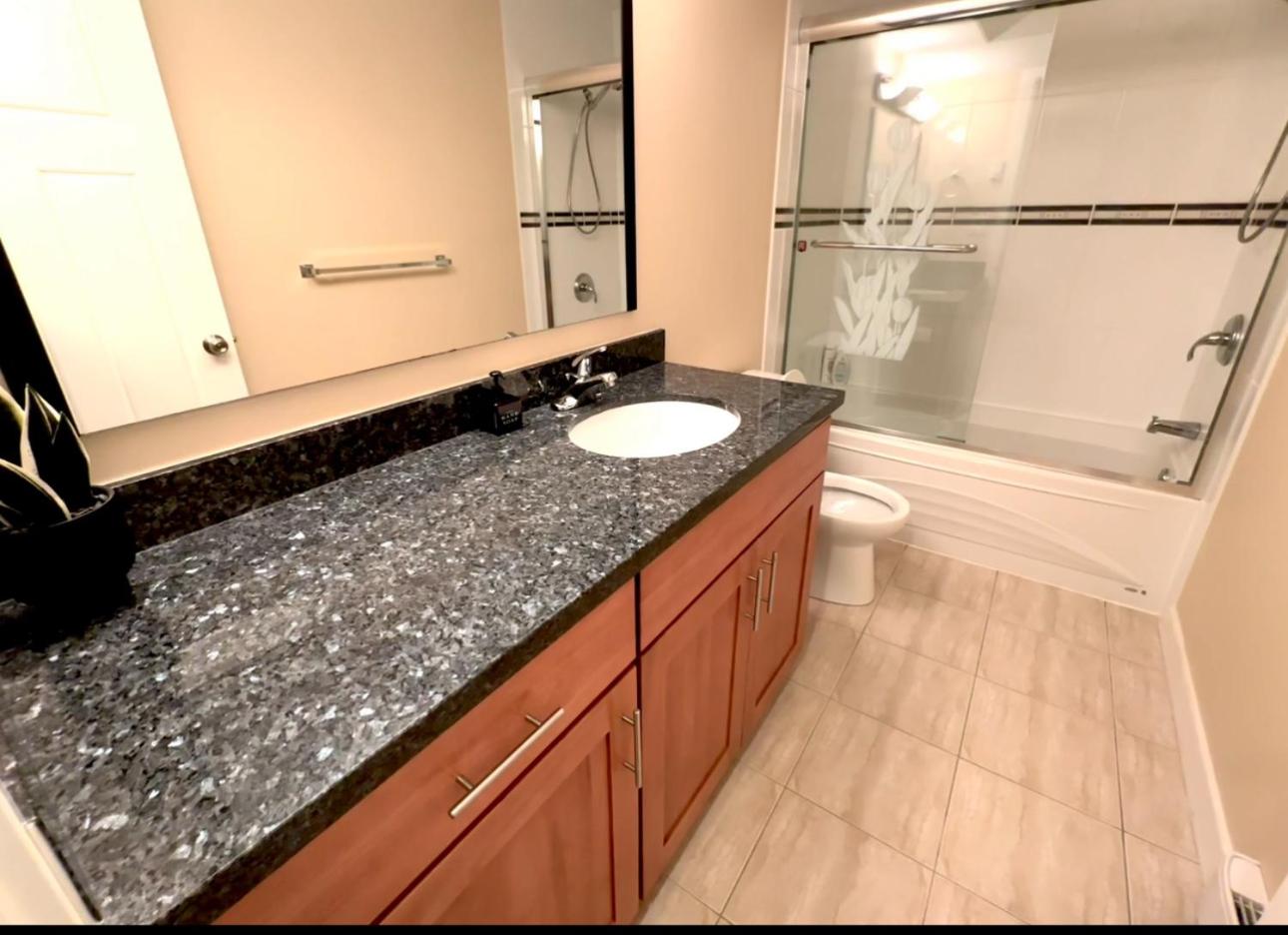 COZY Great 2bed-2bath Independent Basement suit Holiday Home in North Delta