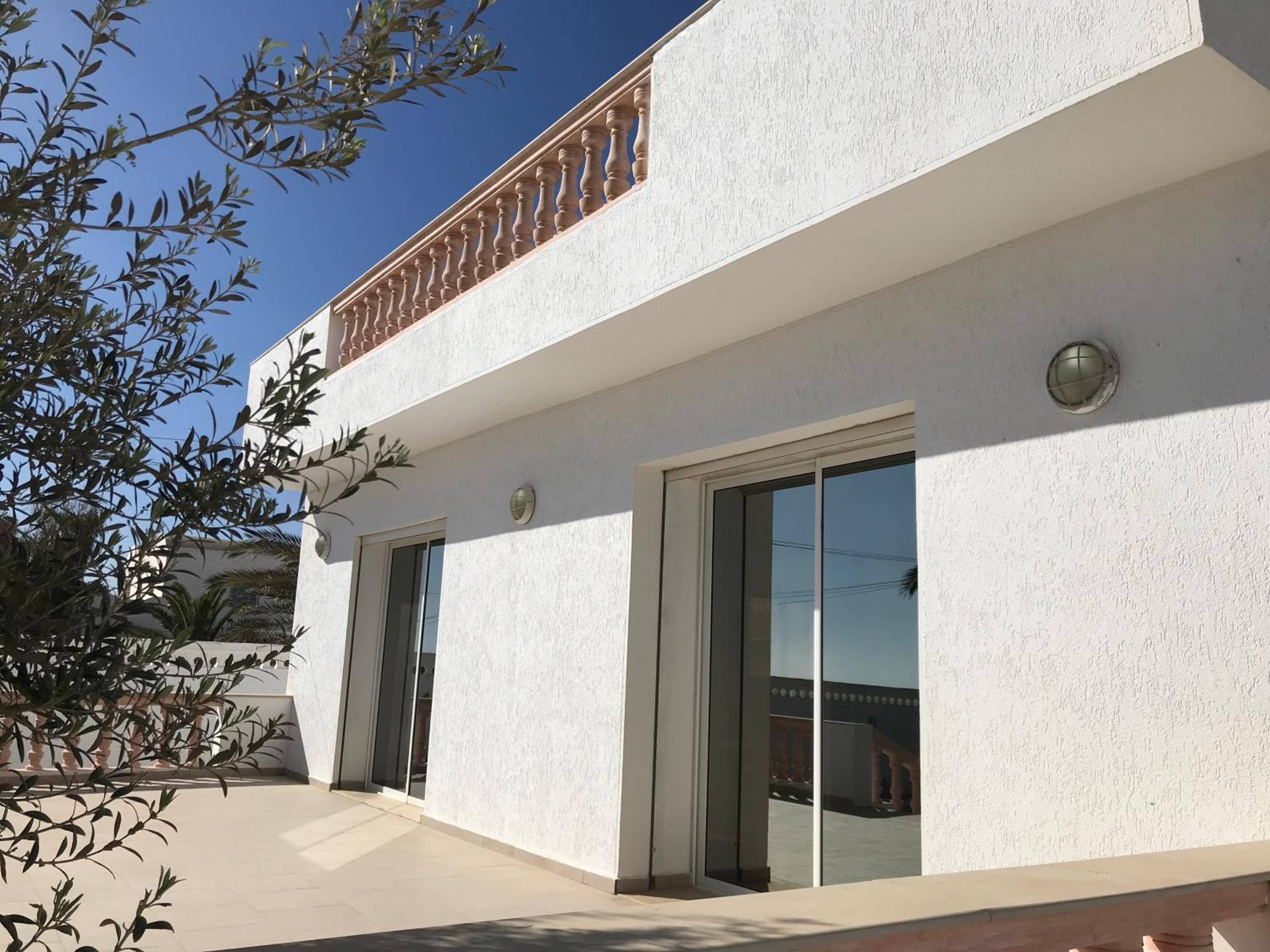 Villa moderne bord de plage, terrasse magnifique avec vue sur mer, Zarzis view 3