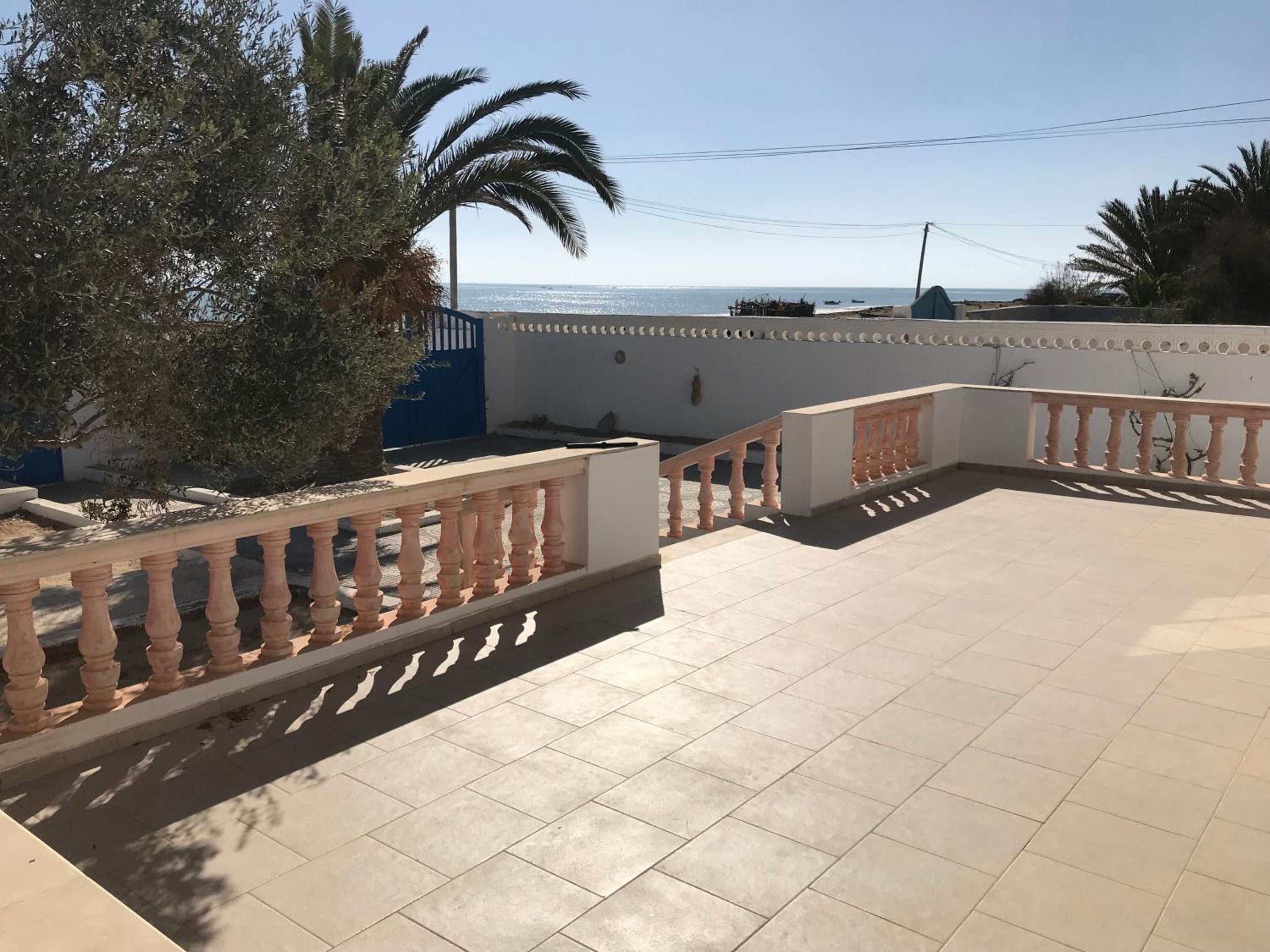 Villa moderne bord de plage, terrasse magnifique avec vue sur mer, Zarzis view 4