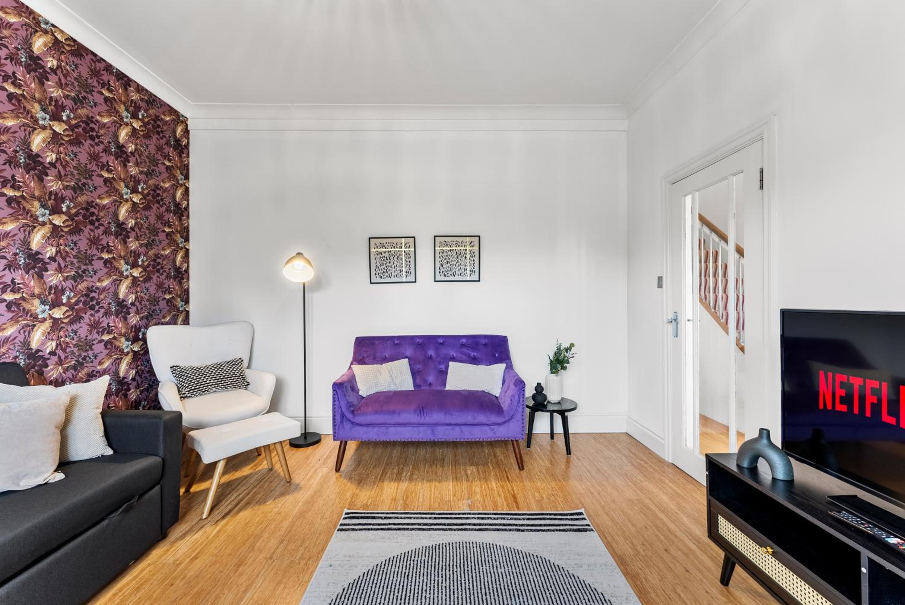 Beautiful Large 4 Bed House - Sleeps 12 view 2