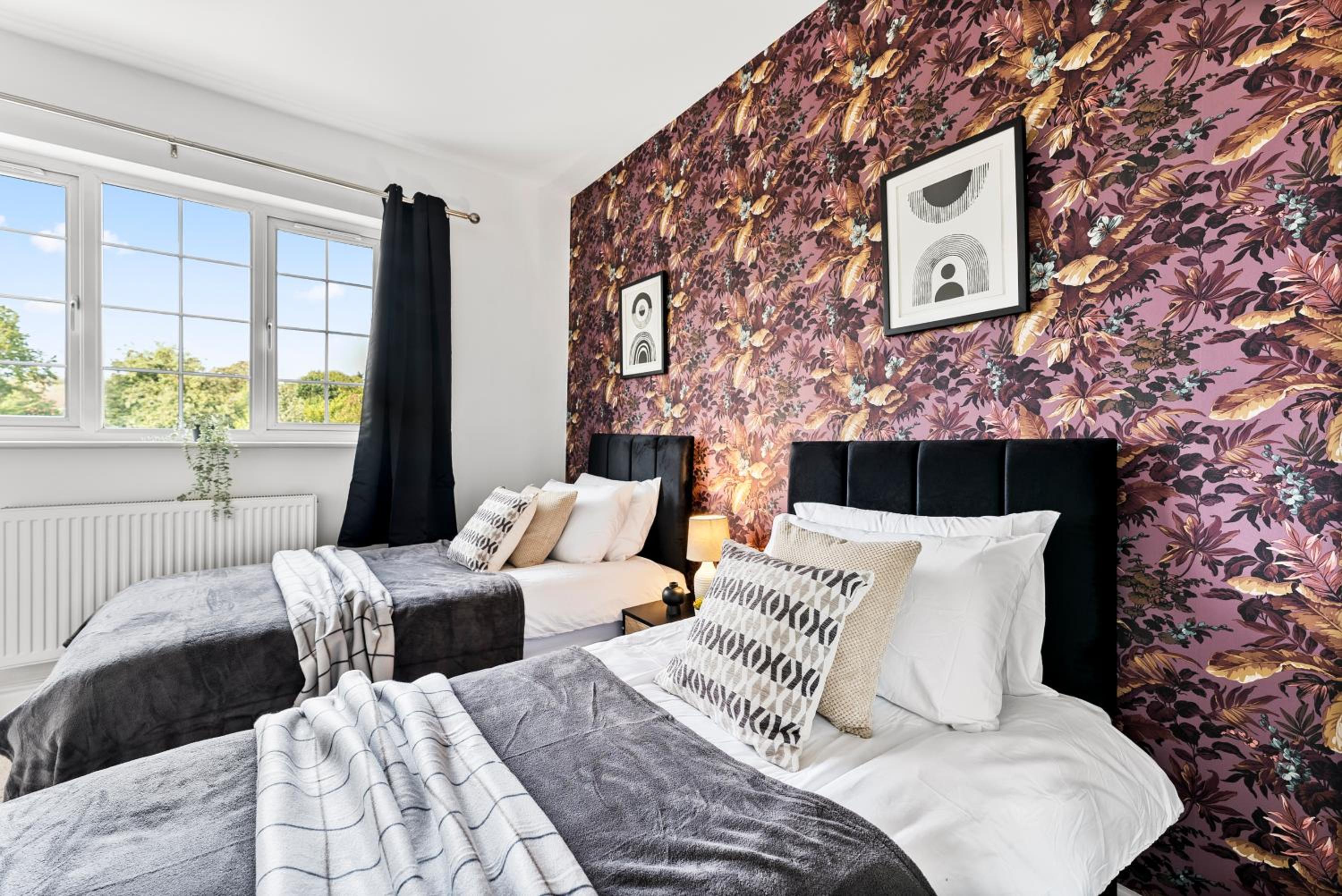 Beautiful Large 4 Bed House - Sleeps 12 view 4