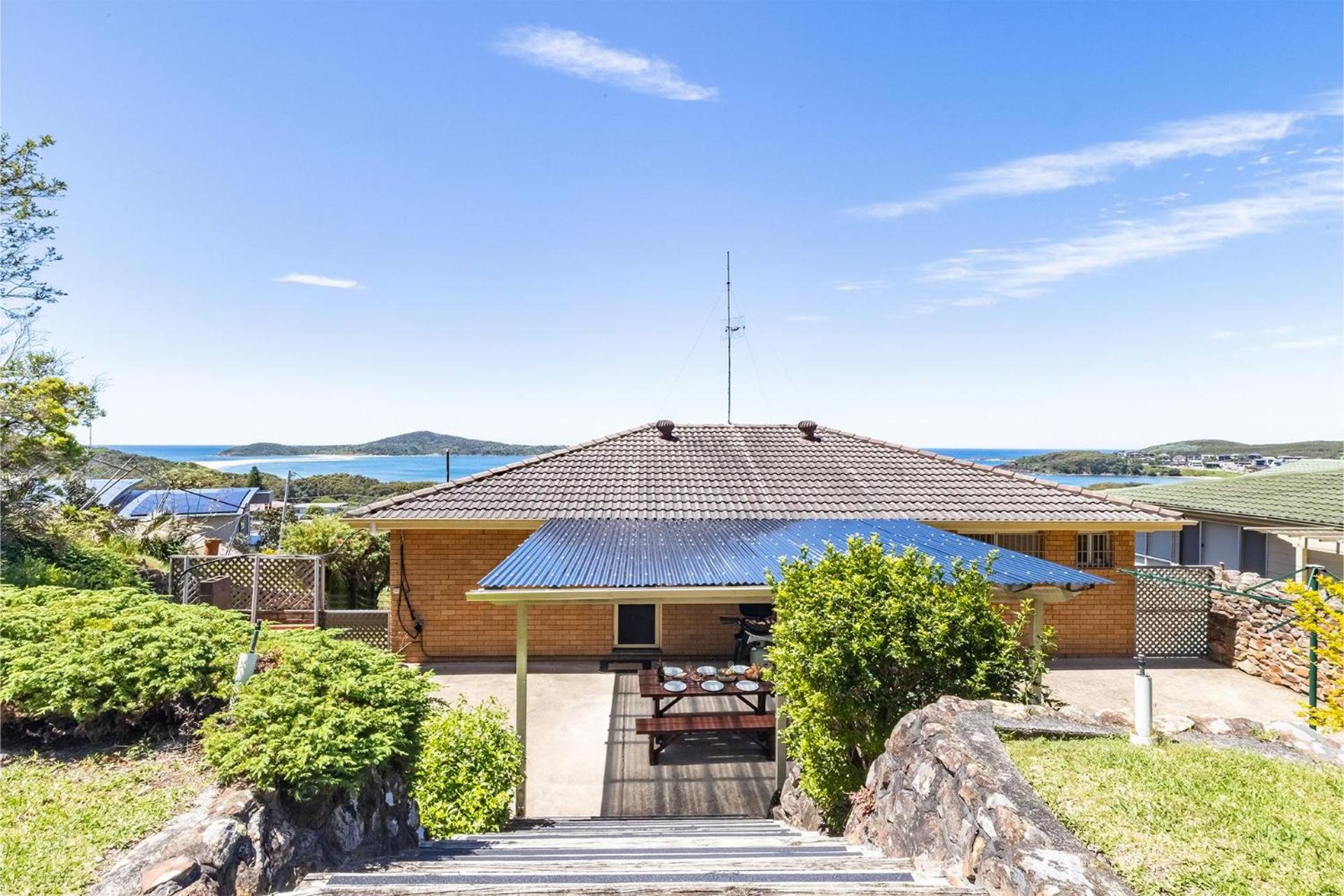 10 Garuwa Street - Fabulous Fingal Bay water views