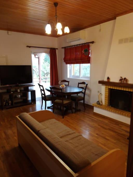 Cozy Country house view 3