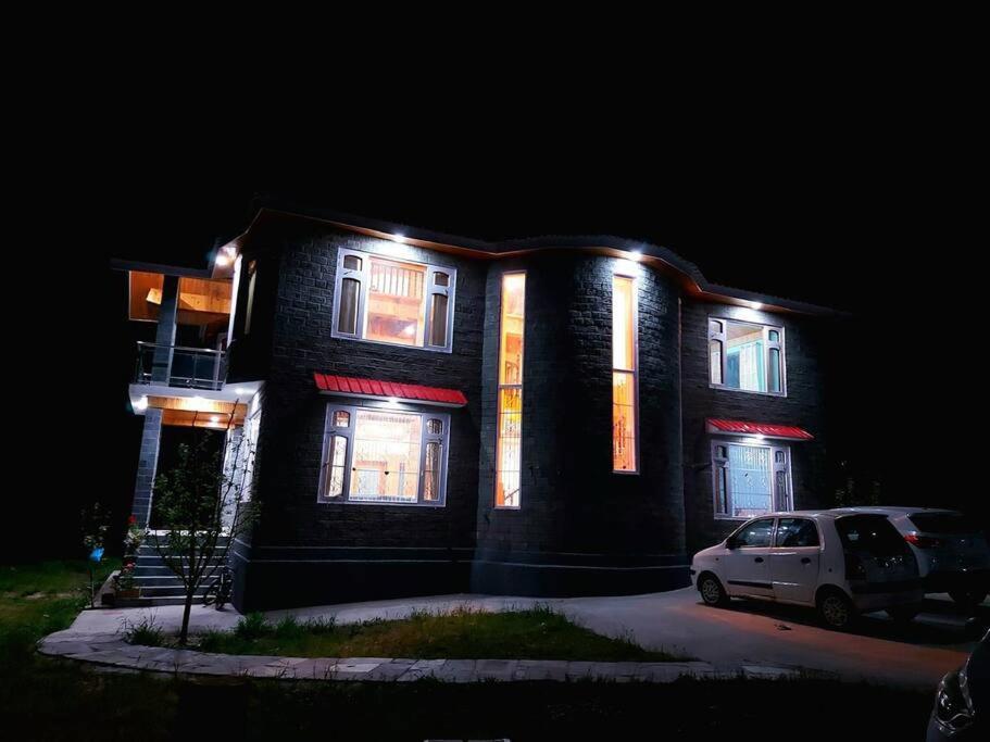 BnBBuddy Himalayan 3BR Farmstay wid Lawn Near Manali view 3