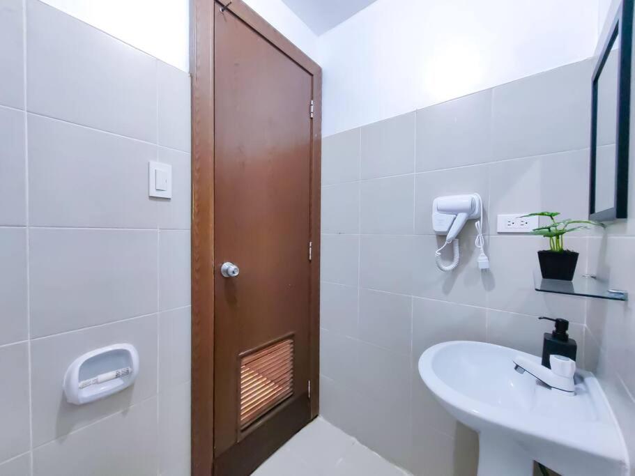 1BR Condotel Ridgewood Towers Taguig City #RW04 view 3
