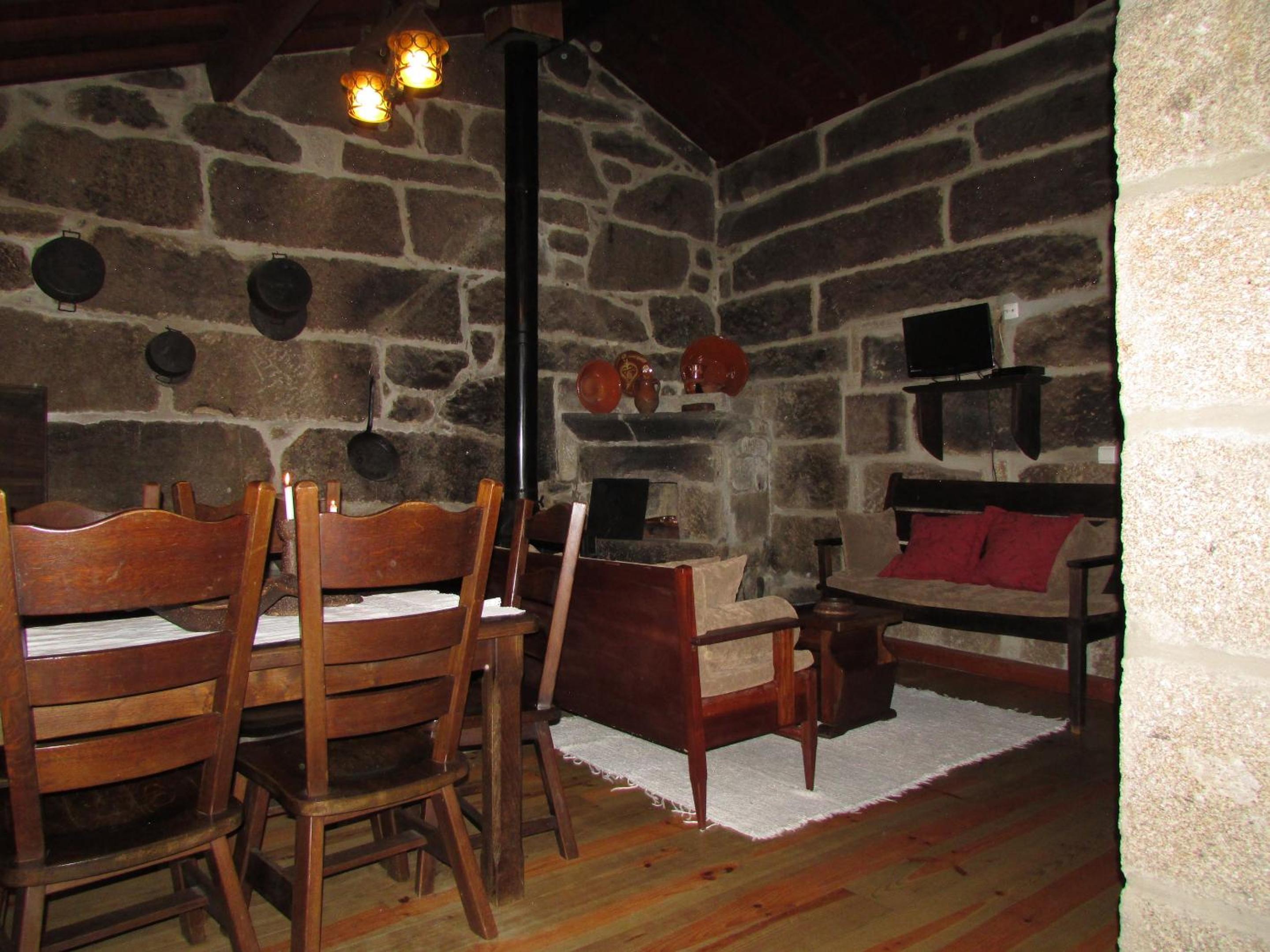 Charming house with fireplace, mountain view, Ponte da Barca view 3