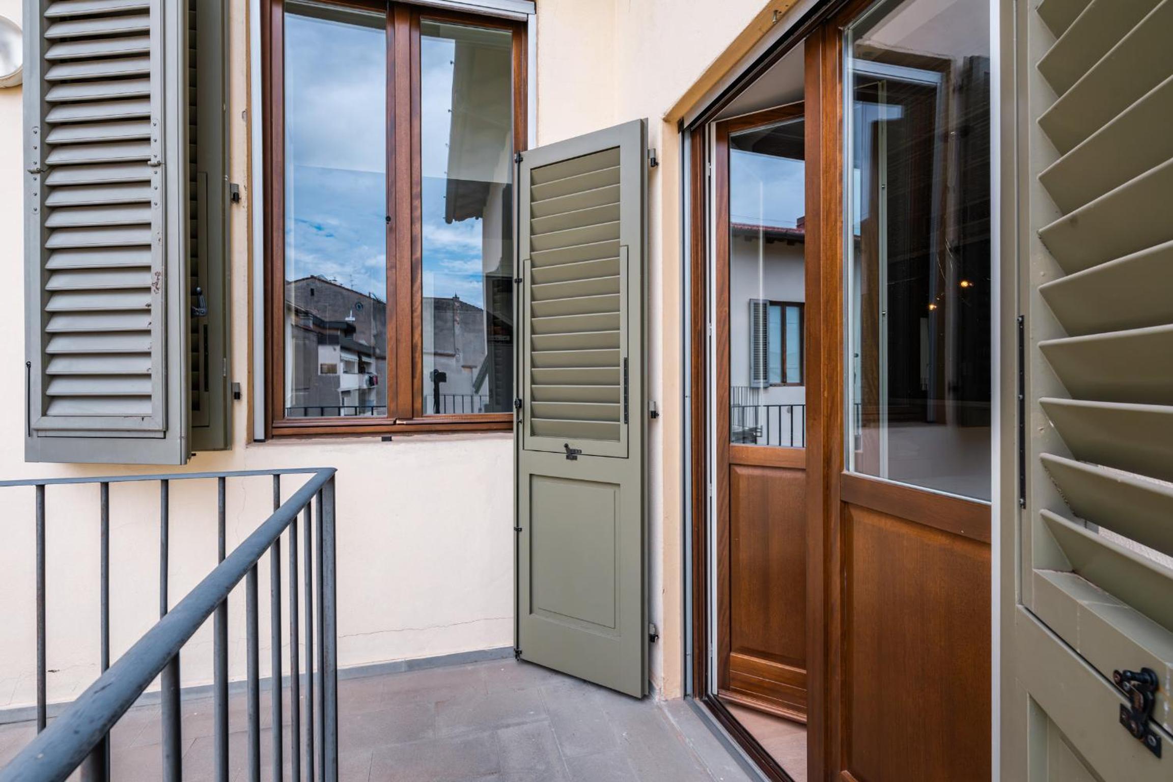 Quiet Designer Flat with Private Rooftop Terrace