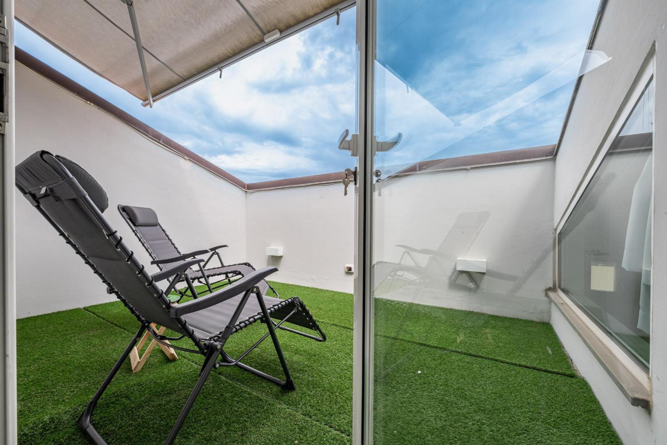 Quiet Designer Flat with Private Rooftop Terrace
