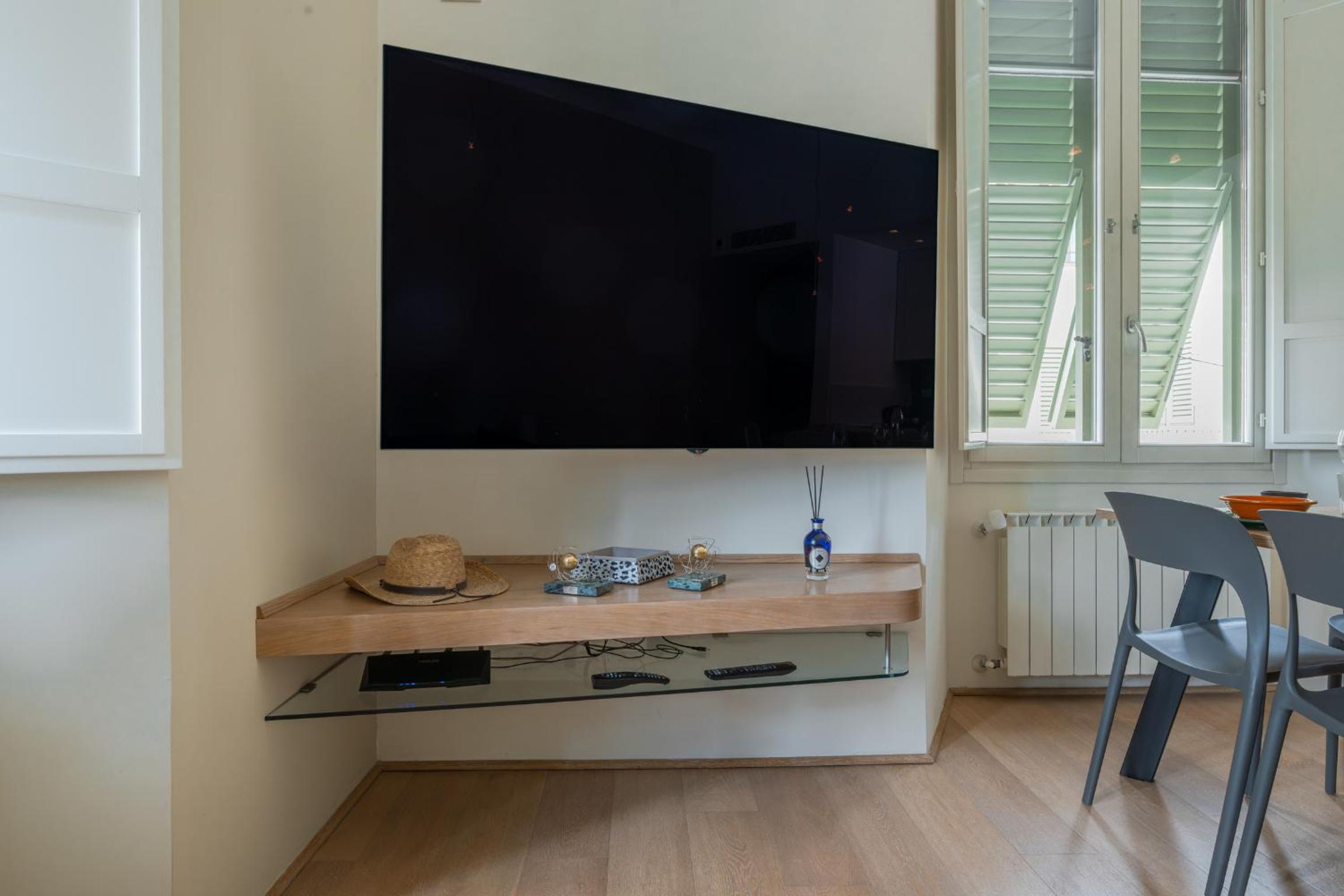 Quiet Designer Flat with Private Rooftop Terrace